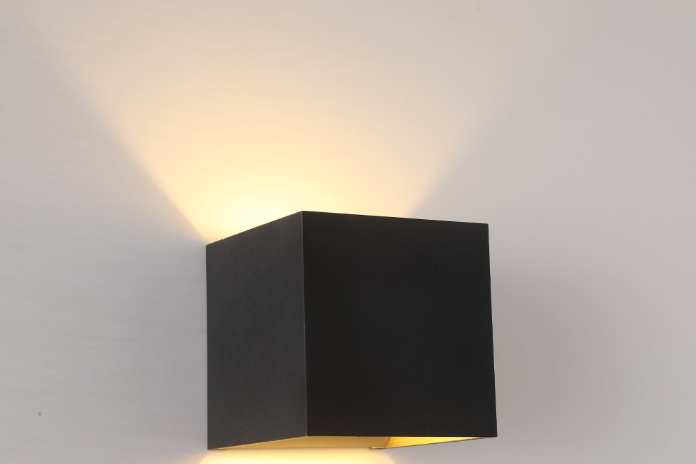 Surface-mounted spot Newton up & down black and gold Searchlight 5053423285092