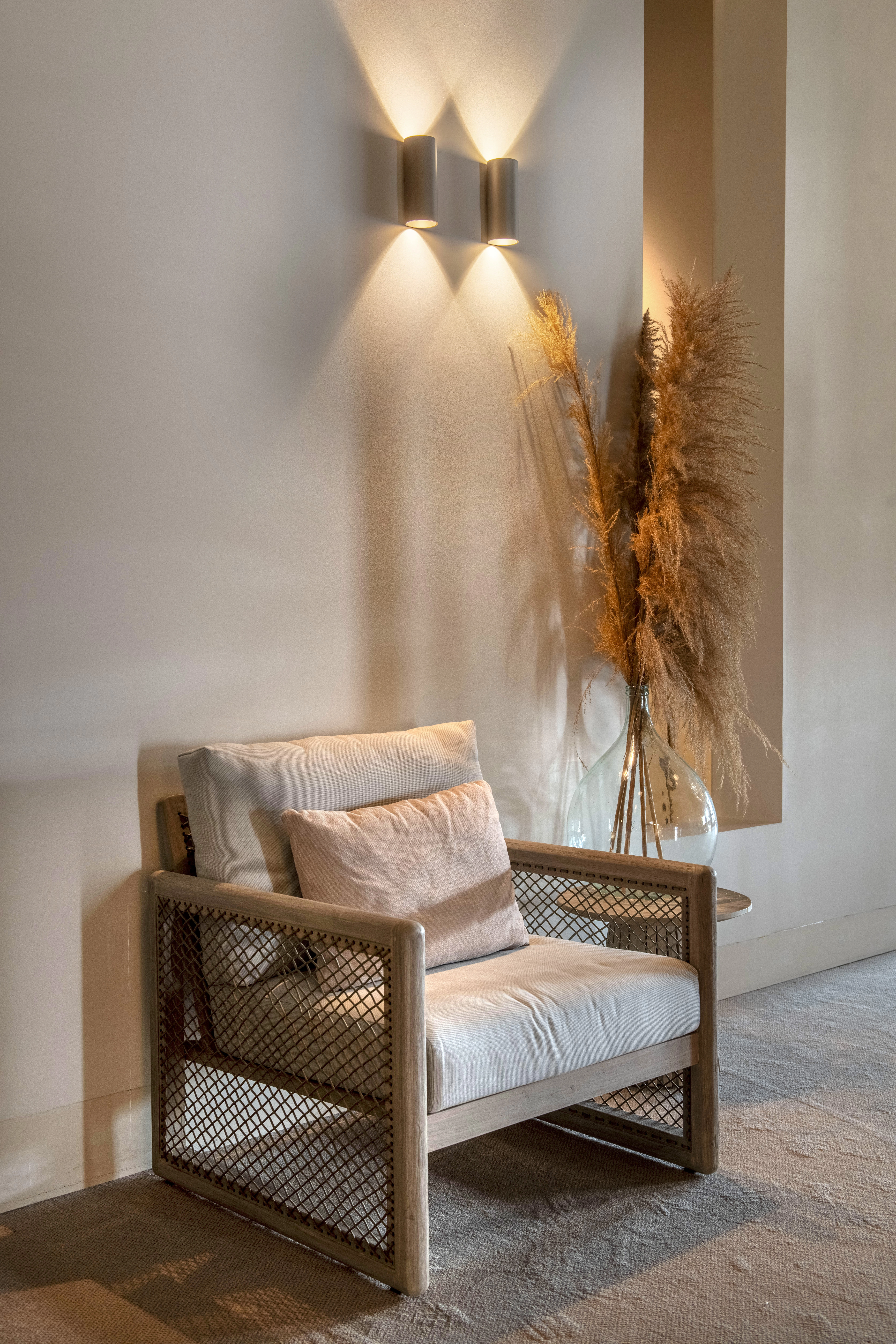 Sleek wall spotlight Brody 2 Dim to warm champagne Artdelight 8720701104075