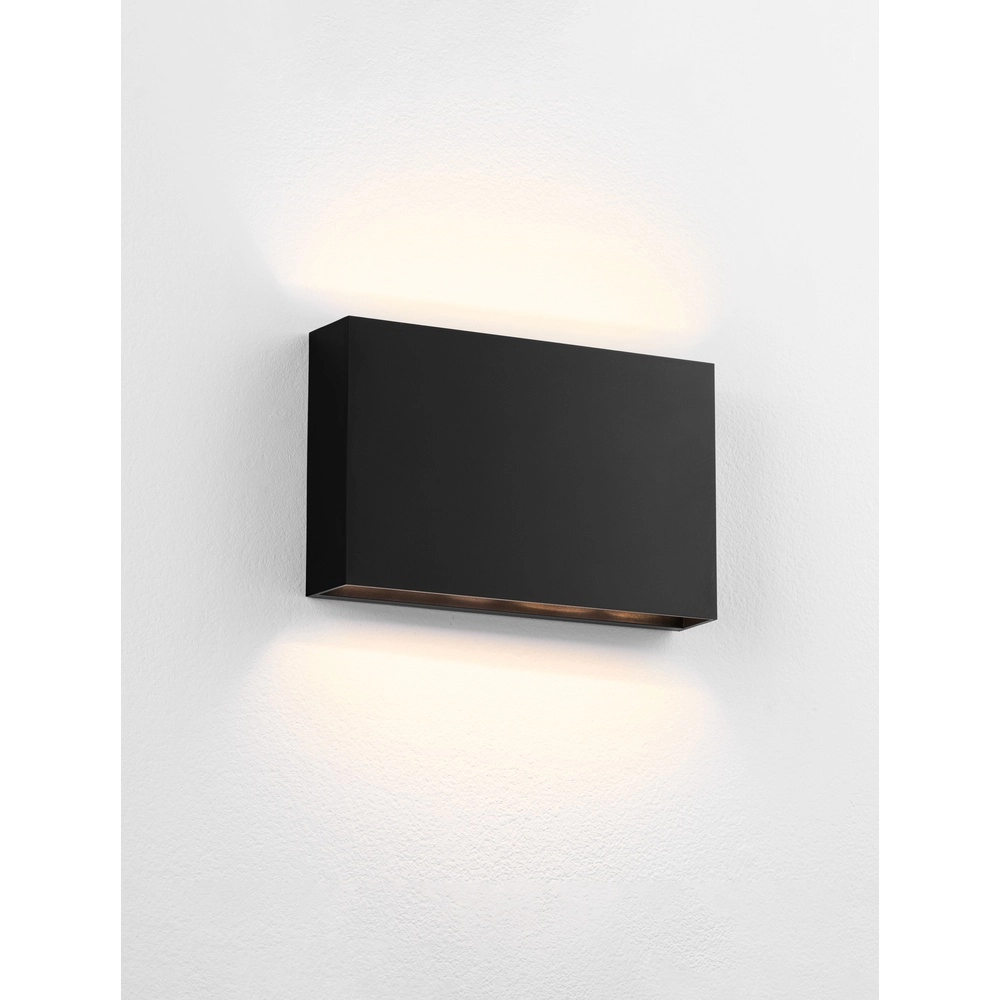 Sleek wall lamp Yoko Up and down black