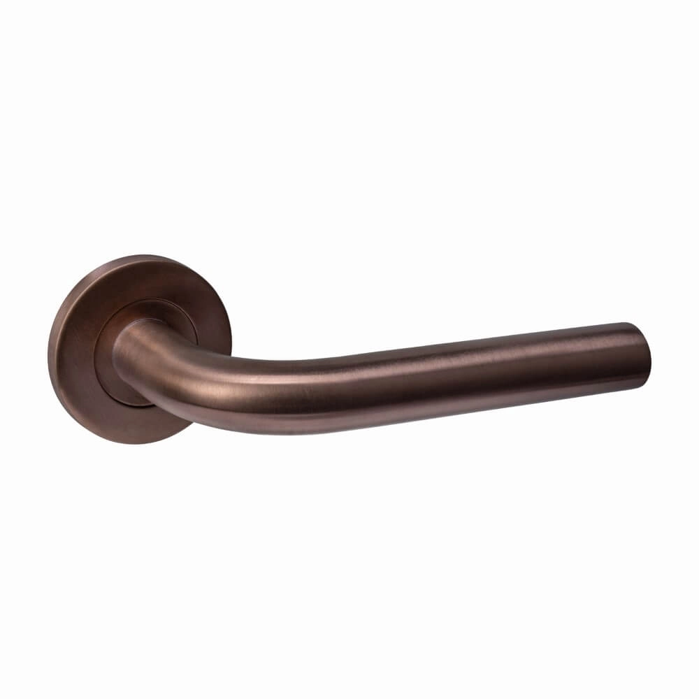 Door handle Q 02 on round rosette bronze