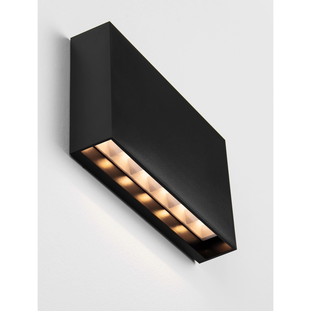 Sleek wall lamp Yoko Down Black