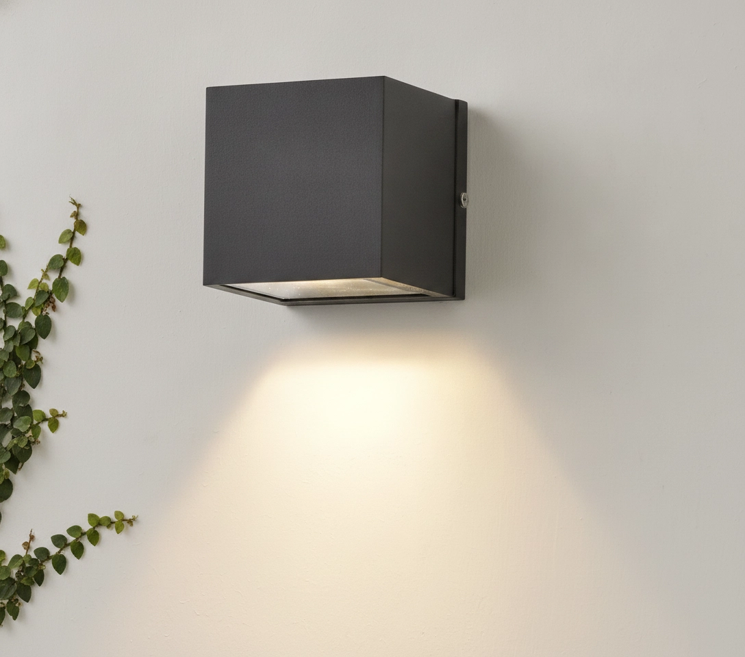 Surface-mounted spotlight Dice black