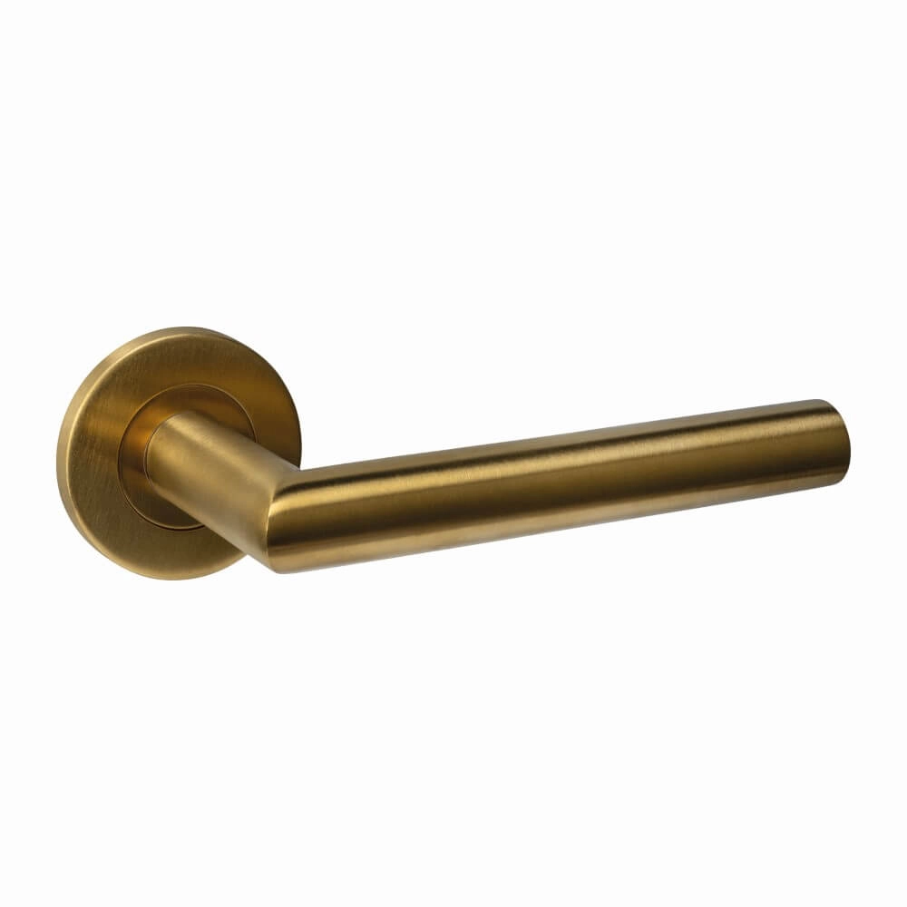 Door handle Q 01 on round rosette brass mat