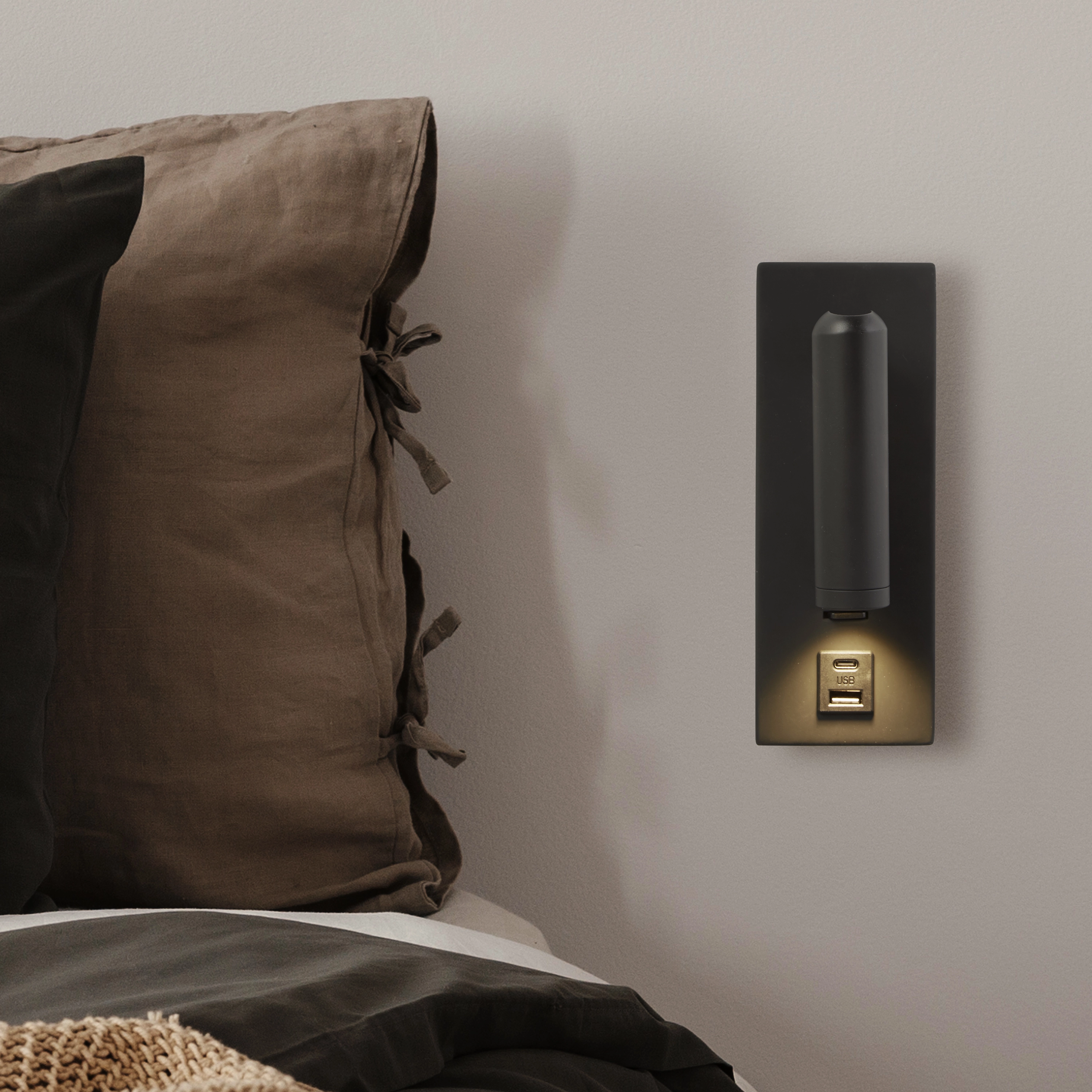 Black bedside lamp Marlow with USB Lyora 5053423275857