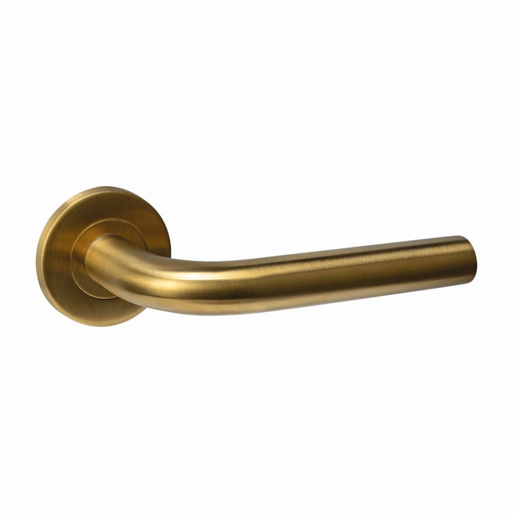 Door handle Q 02 on round rosette brass mat