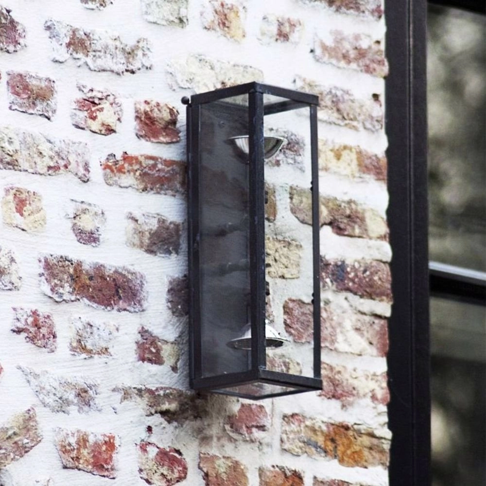 Up down lighting outside Vitrine 2L