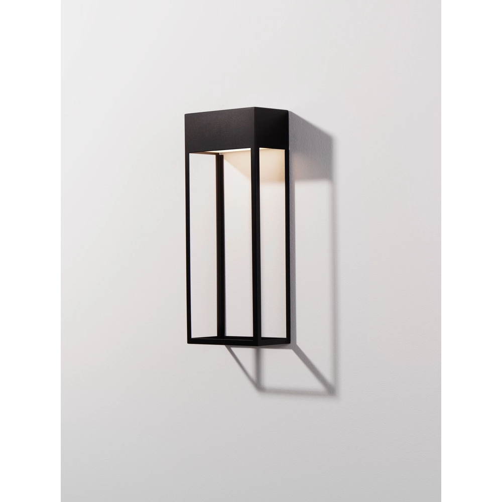 Sleek wall lamp Moby black
