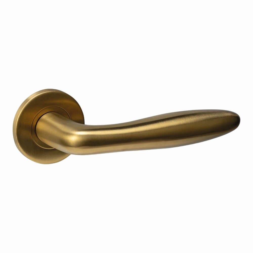 Door handle Q 03 on round rosette brass mat