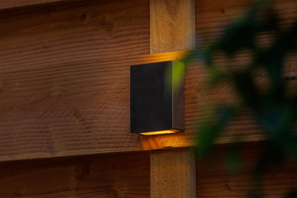 Sleek wall spotlight Vara Black Up & Down