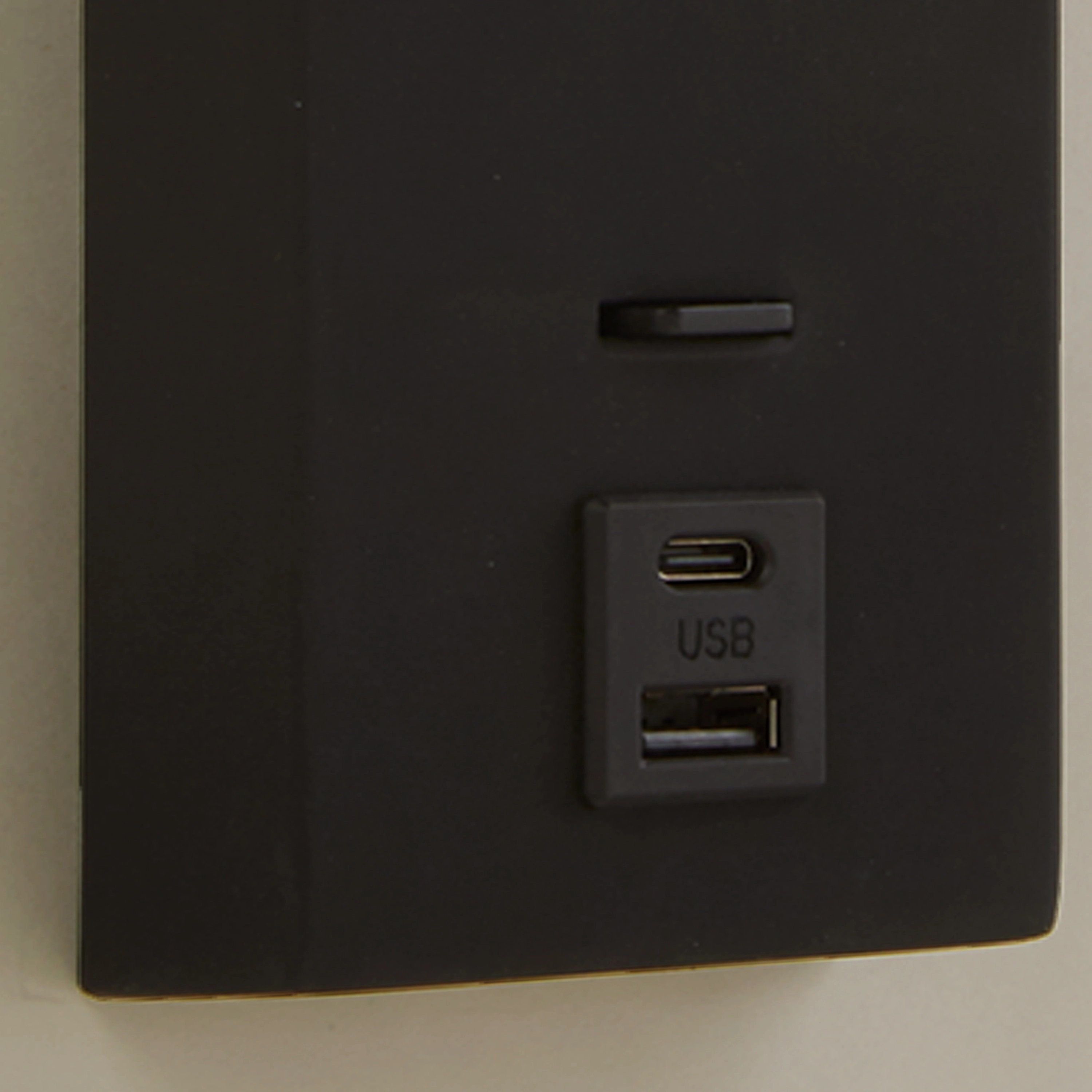 Black bedside lamp Marlow with USB Lyora 5053423275857