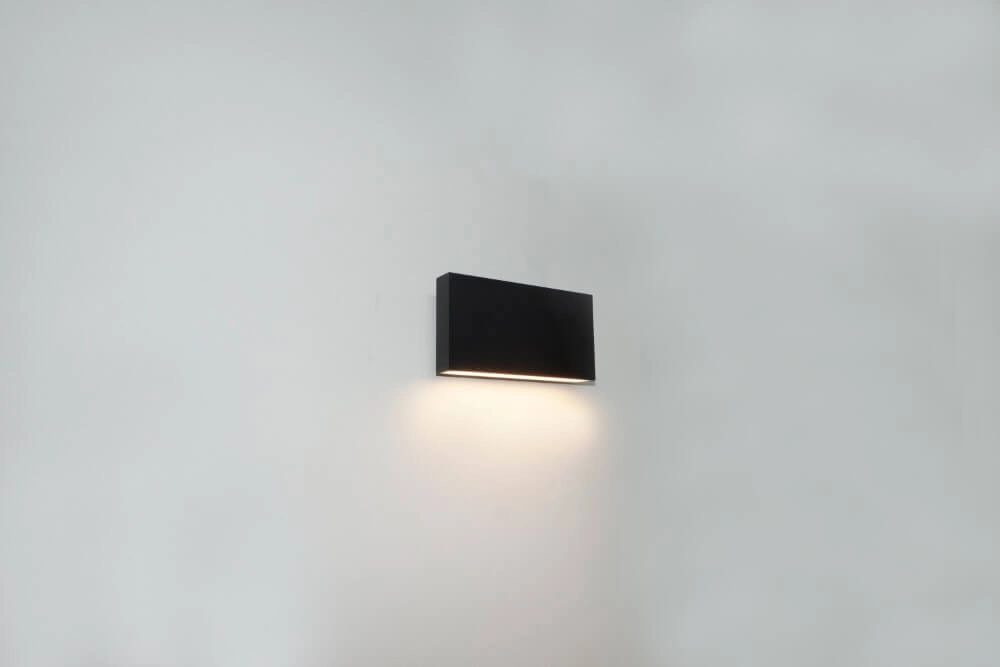Sleek wall lamp Box black