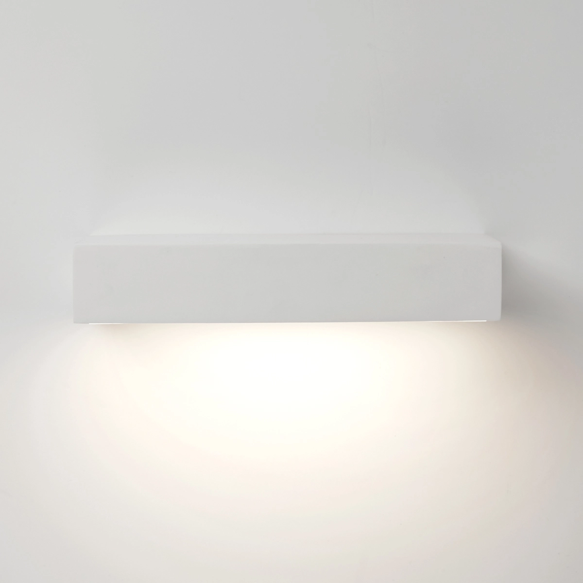 Sleek wall lamp Avron plaster white