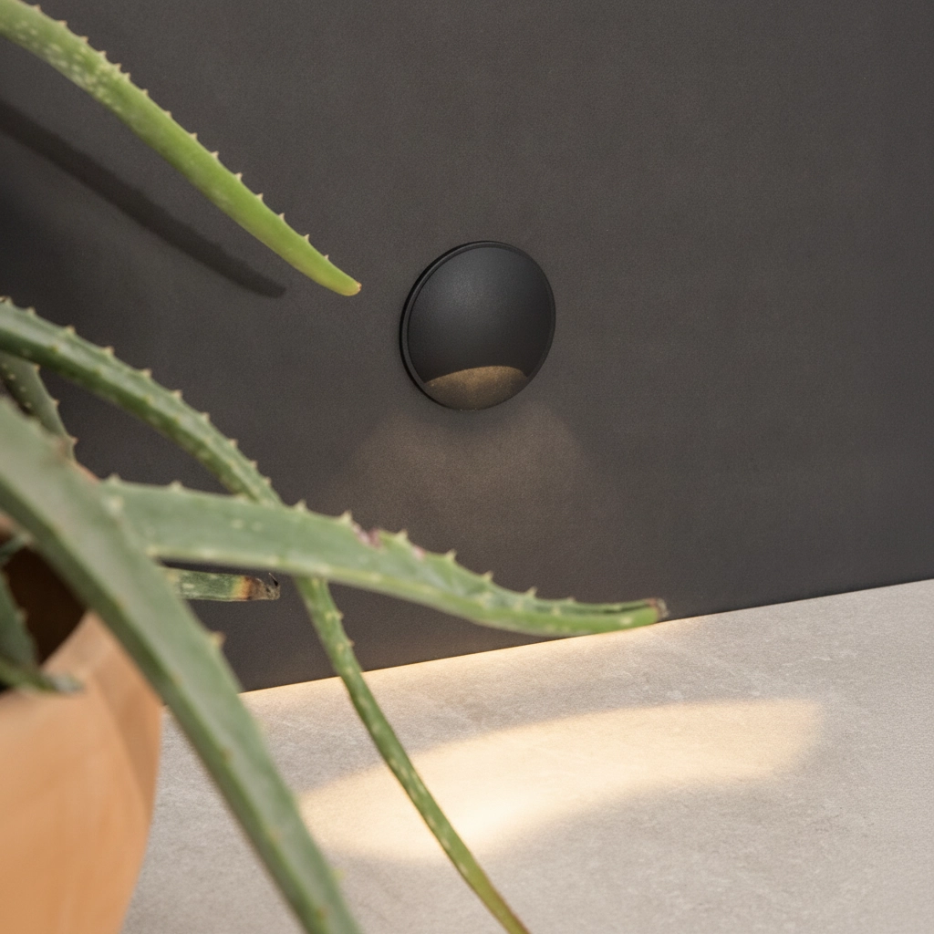 Sleek wall lamp Joya ankle